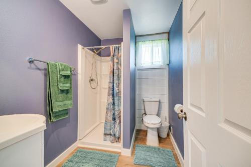 un baño con inodoro y ducha en Pet-Friendly Moclips Home Walk to Mocrocks Beach!, en Moclips