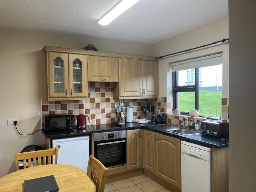 Kuchyň nebo kuchyňský kout v ubytování Spiddal Cottage