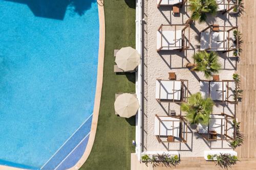 nad głową hotelu z krzesłami i basenem w obiekcie Hotel Ankaa - Adults Only w Porto Cristo