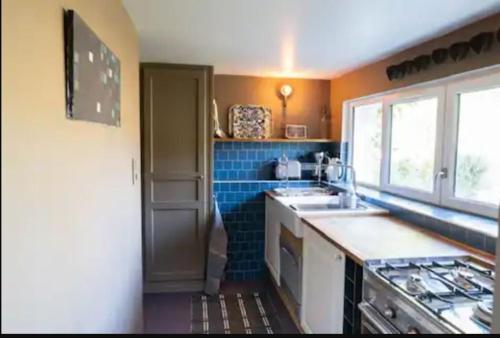 une cuisine avec un évier et une cuisinière dans l'établissement Gîte de Charme 4 PERSONNES ZOO Beauval, Châteaux de la Loire, à Billy