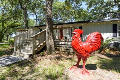 een rood kippenbeeld voor een huis bij Red Rooster Cottage in Freeport