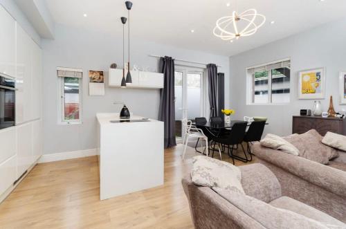 Ruang duduk di Charming Ground Floor 1 Bedroom Flat in Twickenham