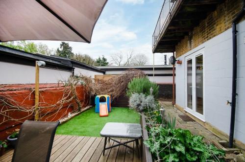 Taman di luar Charming Ground Floor 1 Bedroom Flat in Twickenham