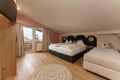 Cama o camas de una habitación en Familienhotel Felsenhof