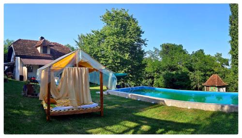 a backyard with a gazebo next to a pool at Zvezdano nebo in Svrljig