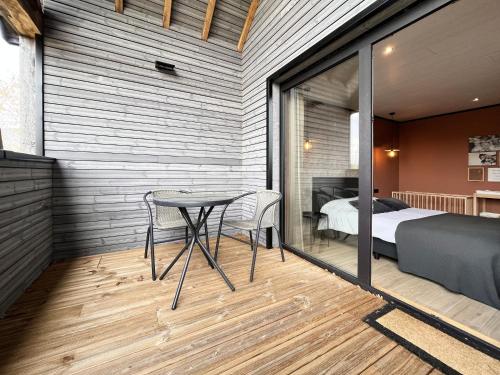 a room with a table and a bed and a bedroom at Lu T Chene in Opont