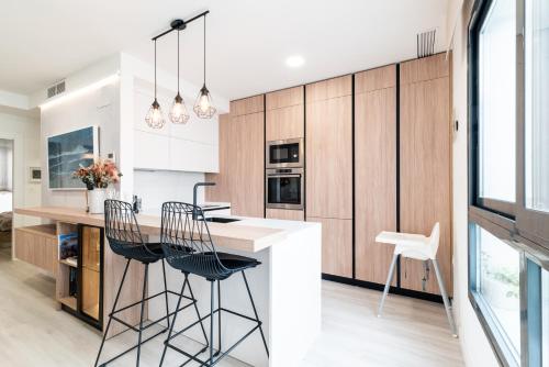 Wekey Homes, Ángel Deluxe Apartment with Parking