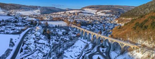 una vista aérea de una ciudad en la nieve en Haus Sonneck, en Willingen