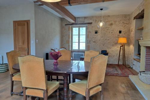 a dining room with a table and chairs at Monpazier Situation idéale Lumineux Terrasse in Monpazier