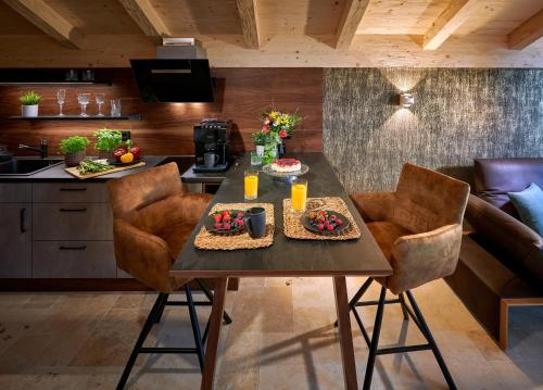 een keuken met een houten tafel met eten erop bij ÜbermAlztal Chalet Alzblick Ferienwohnung in Altenmarkt an der Alz
