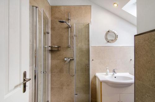 ヴァンガーラントにあるFerienwohnung Dünenblickのシャワーと洗面台付きのバスルーム