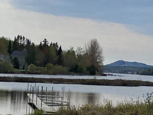 Sainte-Germaine-du-Lac-EtcheminにあるChalet l'Oréeの水の中の桟橋
