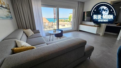 Blue Moon Apartment, now with Jacuzzi