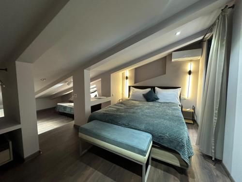 Un dormitorio con una cama grande en una habitación. en Mansarda House, en Tiflis