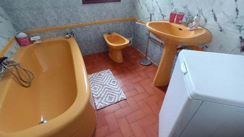 une salle de bain avec une baignoire, des toilettes et un lavabo dans l'établissement Maison de campagne à Bouisse, à Bouisse
