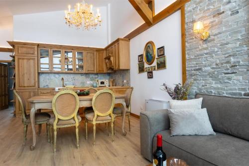 Η κουζίνα ή μικρή κουζίνα στο Villa Sofayla with Jacuzzi near the Pirin Golf Resort