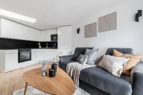 un salon avec un canapé et une table dans l'établissement Cosy flat Grand boulevard 4 pers, à Paris