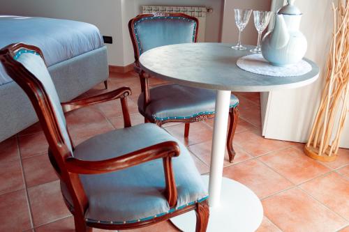 a table with two chairs and a table with a table and a table at La Casa sulla Roccia in Pisogne