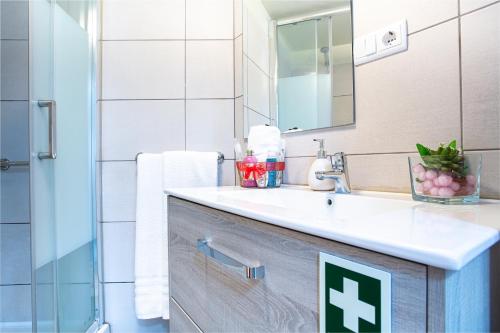 a bathroom with a sink and a mirror at Casa da Avó in Machico