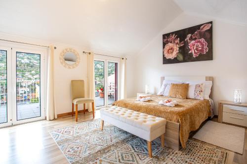 a bedroom with a king sized bed and a rug at Casa da Avó in Machico