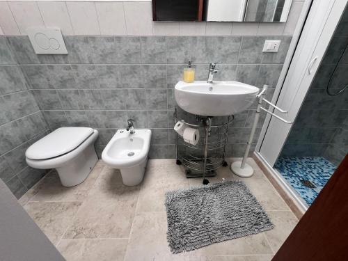 bagno con lavandino, servizi igienici e bidet di La Palma Home a Ali Terme