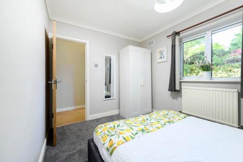 スラウにあるOne bedroom central Slough with parkingのベッドと窓のある寝室