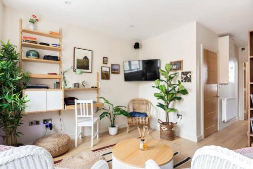 a living room with plants and a table at Large Luxury Studio in Heart of Richmond in Richmond
