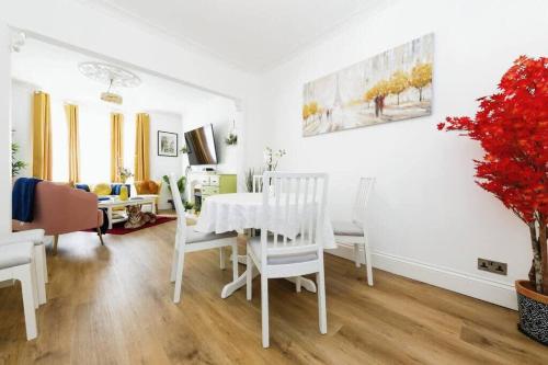 Χώρος καθιστικού στο Your Chic 3BR Home Comfort and Style in London