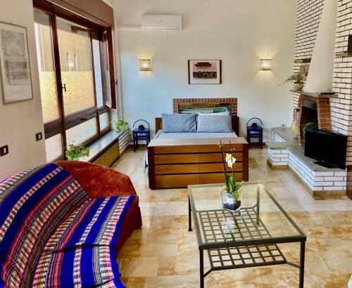 a living room with a bed and a coffee table at Villa Cuten in Calco