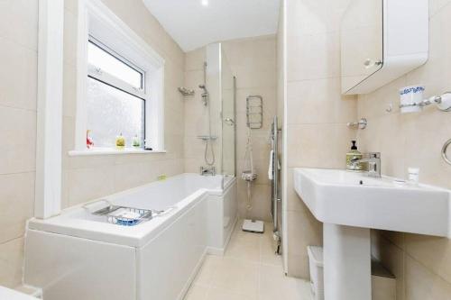 Ένα μπάνιο στο Your Chic 3BR Home Comfort and Style in London