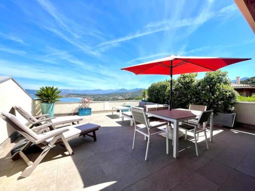 Photo de la galerie de l'établissement Appartement avec terrasse - vue imprenable !, à Pietrosella