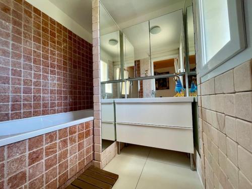 Photo de la galerie de l'établissement Appartement avec terrasse - vue imprenable !, à Pietrosella