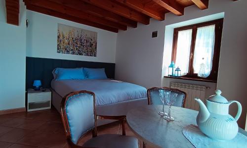 a bedroom with a bed and a table and a table sidx sidx sidx at La Casa sulla Roccia in Pisogne