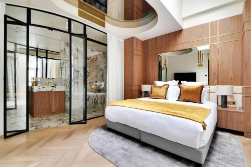 une chambre avec un grand lit et une salle de bain dans l'établissement Maison Galante - Apartments in Grand Boulevards - Passage Panorama, à Paris