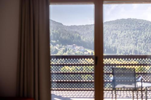 a window with a view of a mountain at Hotel Rommisa in Perca