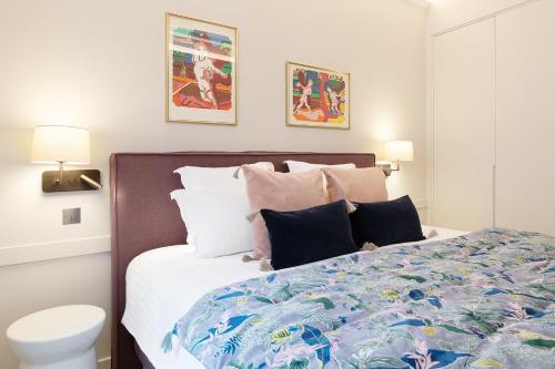 - une chambre avec un lit doté d'un couvre-lit coloré dans l'établissement Pick A Flat's Apartment in Saint-Germain, Bon Marché - Rue de Babylone, à Paris