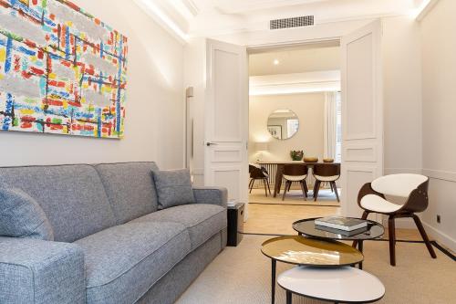 un salon avec un canapé et une table dans l'établissement Pick A Flat's Apartment in Saint-Germain, Bon Marché - Rue de Babylone, à Paris
