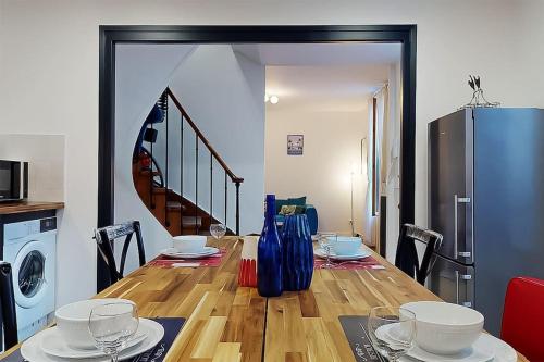 une salle à manger avec une table et un réfrigérateur dans l'établissement Maison de ville proche Gare-Terrasse-WIFI, à Alfortville