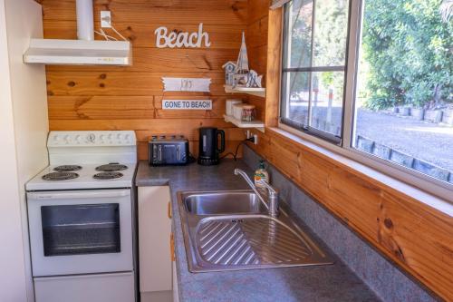Dapur atau dapur kecil di Chemin Wonder - Akaroa Holiday Home