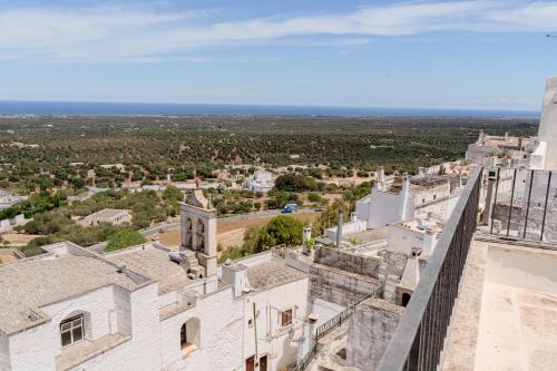 een overzicht van de stad vanaf de toren bij Lilibeth Luxury Suites - Ostuni in Ostuni