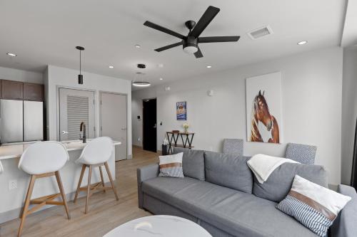 Posezení v ubytování 175 LEX - Walkable Downtown Lexington & Rupp Arena - Full Condos