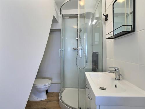 a bathroom with a shower and a sink and a toilet at Gite Villa Morgane - A 250 m de la plage de Pentrez in Saint-Nic