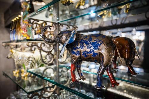 a figurine of an elephant on a glass shelf at SAFARI HOUSE - Wisła in Wisła