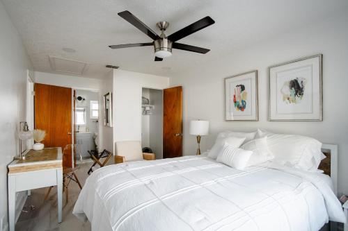 Postelja oz. postelje v sobi nastanitve Walk Everywhere! 1-bedroom Gem In Downtown Hub