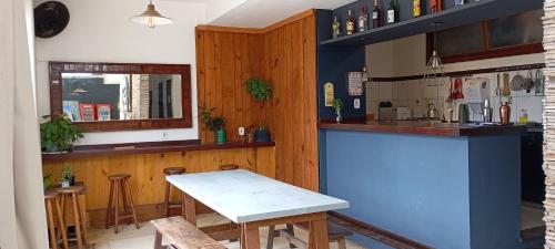 Dapur atau dapur kecil di Gurú Hostel Buzios