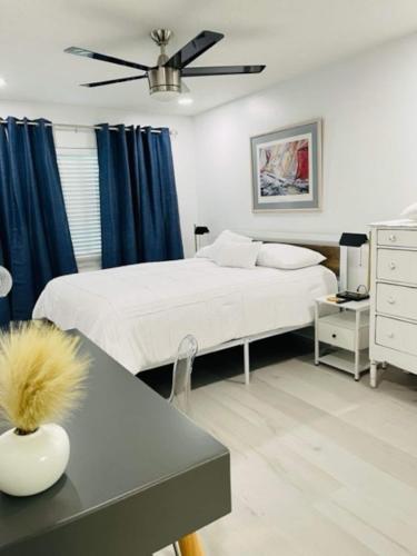 a bedroom with a bed with a ceiling fan at Charming 1-bedroom Oasis In The Heart Of Downtown in New Port Richey