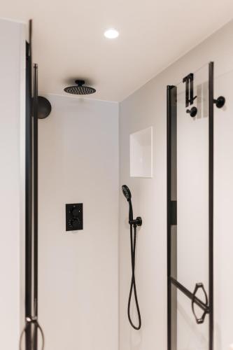 a bathroom with a shower with a shower head at Tiny House Veluwse Vlucht in Stroe