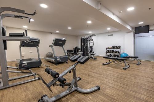 Fitness centrum a/nebo fitness zařízení v ubytování Akti Palace Hotel