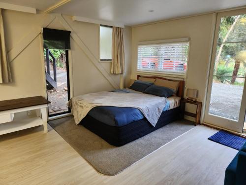 テムズにあるThames River Valley Studio Retreat 3のベッドと大きな窓のある寝室