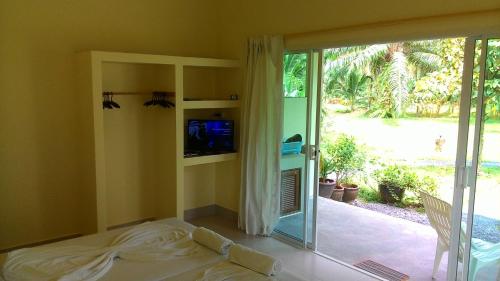 Televisyen dan/atau pusat hiburan di Aathid Garden Khao Lak